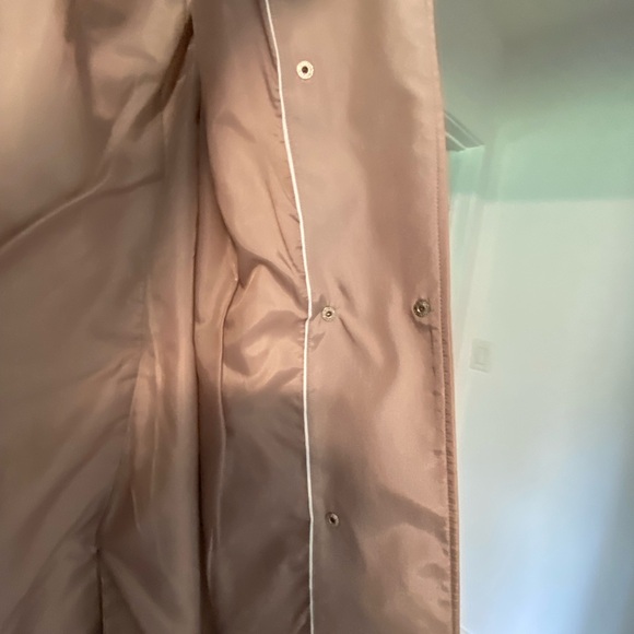 Woman’s rain coat. - Picture 6 of 9